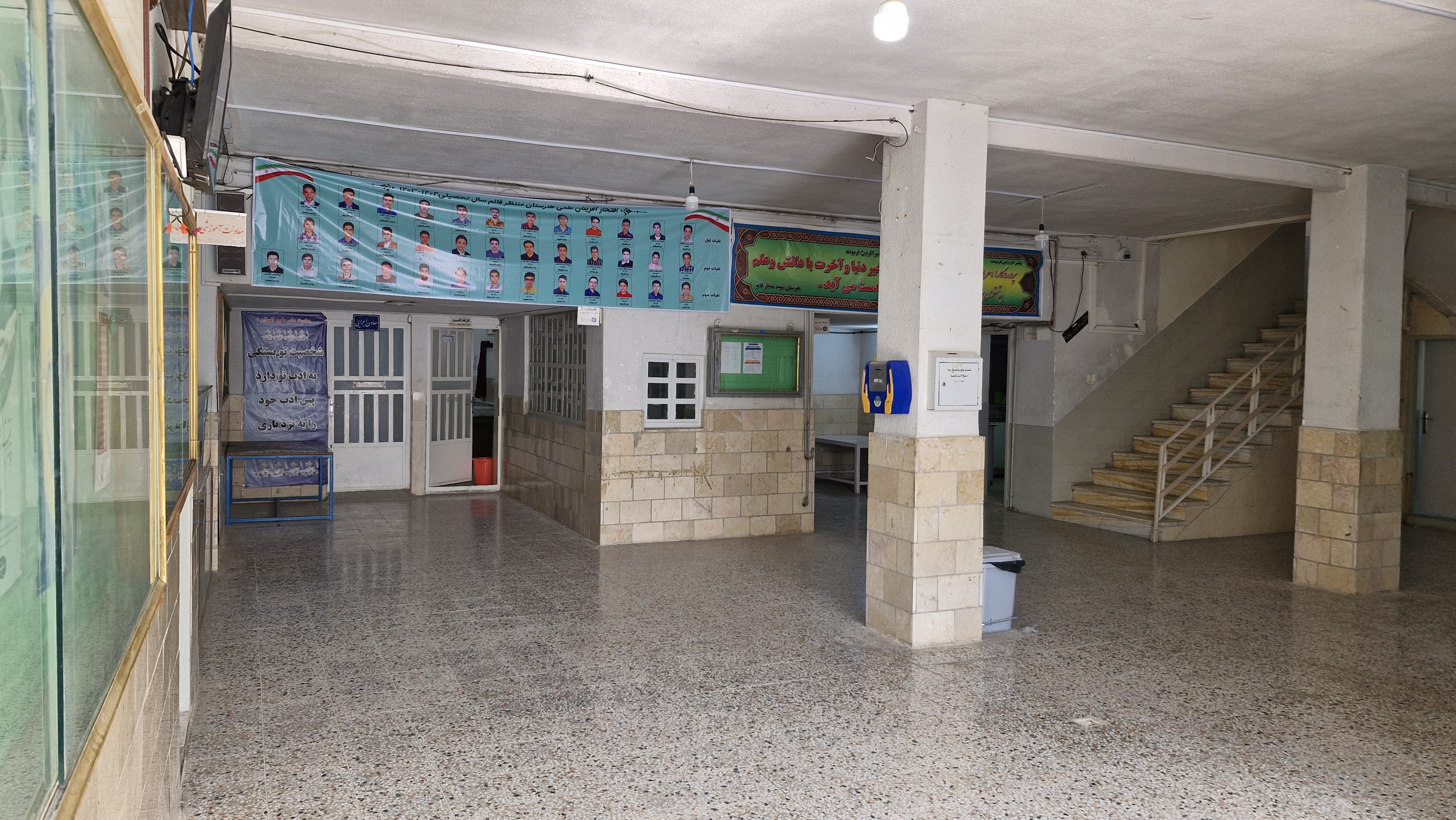 محیط ورودی ساختمان هنرستان