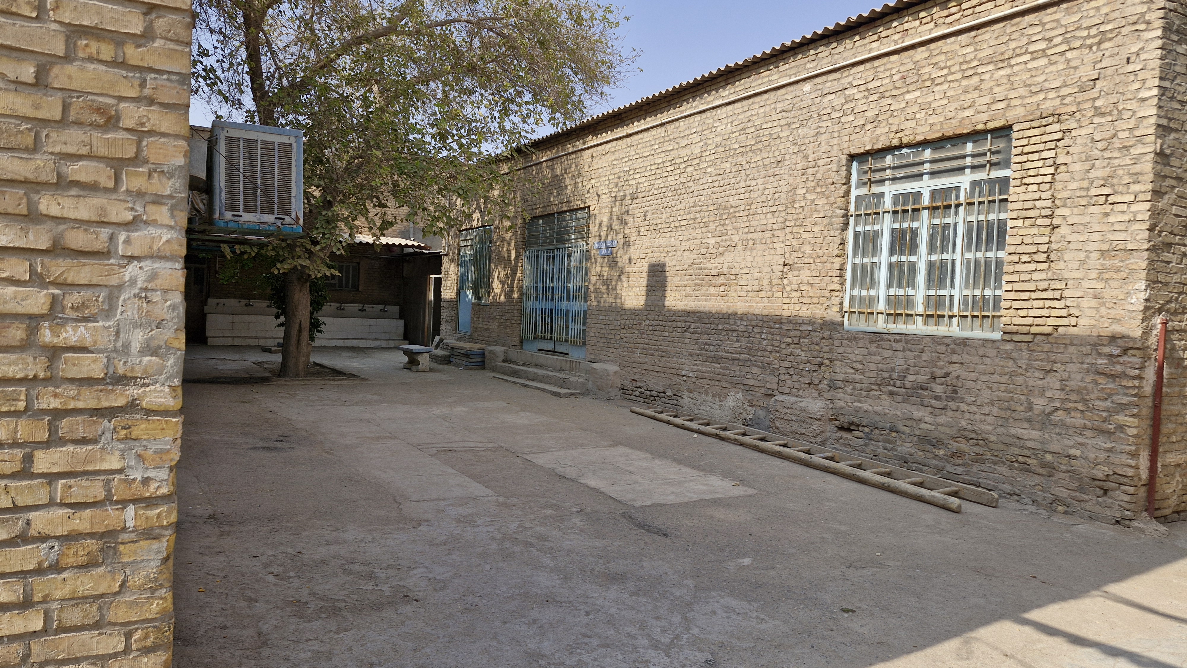 حیاط پشتی هنرستان